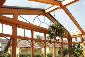 Traditioneller Holz-Wintergarten