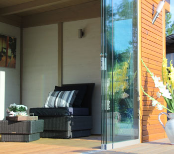 Glas-Schiebeelemente zur Verglasung für mehr Wohnfläche aus Freilassing, Bayern